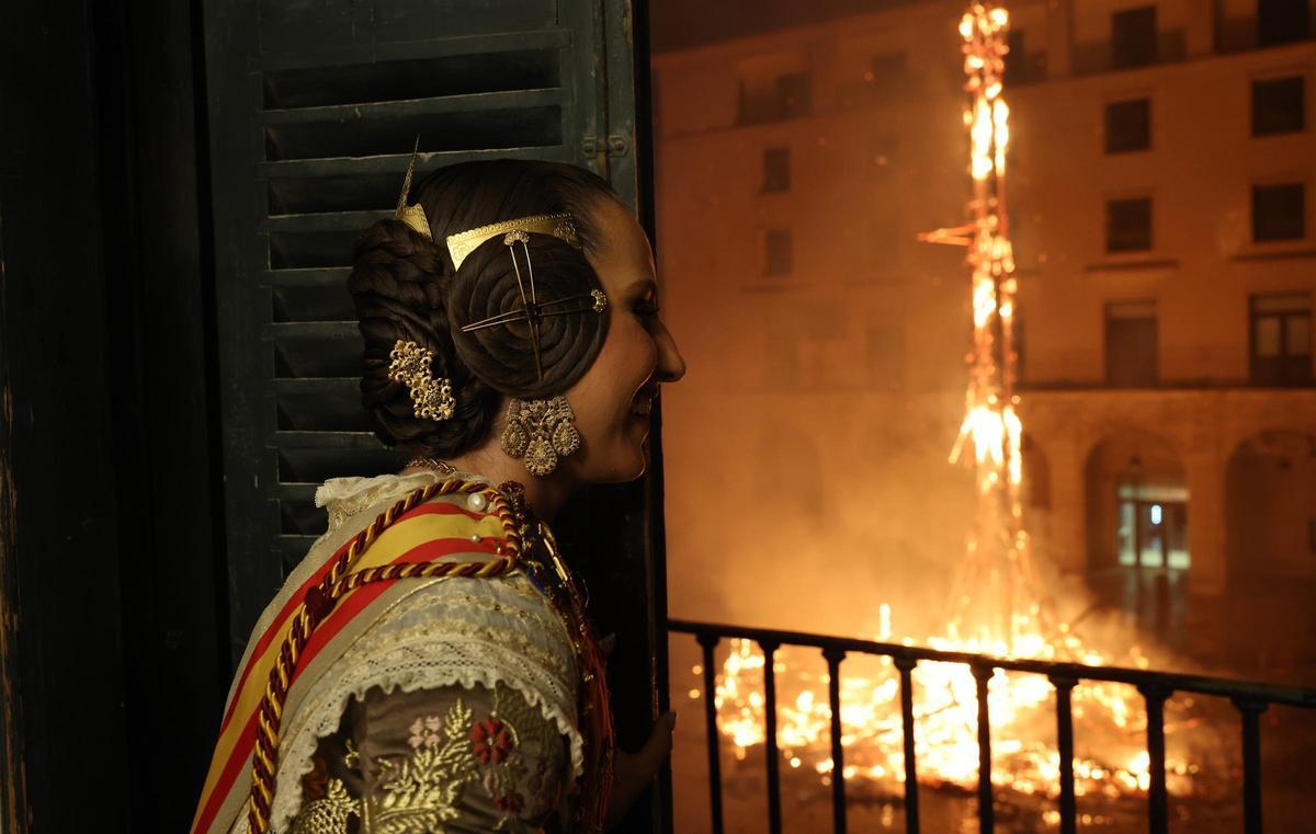GALERÍA - Una despedida a la llum de les fogueres GALERÍA - Una despedida a la llum de les fogueres