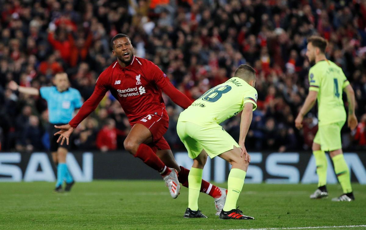 Alba se lamenta del gol de Wijnaldum en el Liverpool-Barça en Anfield.