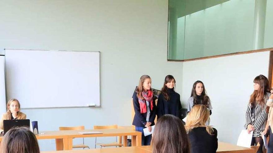 Alumnos durante la exposición de un trabajo.