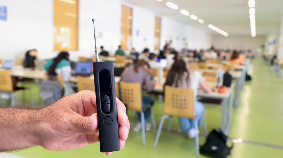 El detector de radiofrecuencia que se usa en la UA y que se ha extendido en los institutos de la provincia.