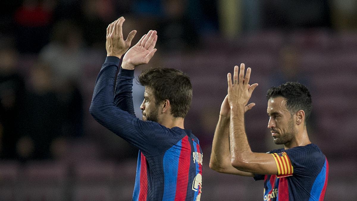 Piqué aplaude al público junto a Busquets al finalizar el partido en el Camp Nou.