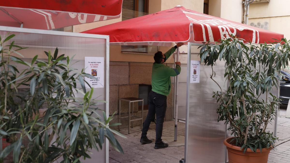 Instalación de terrazas esta mañana de viernes.