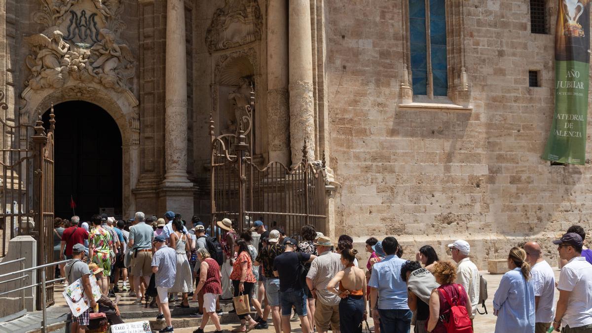 Los turistas hacen cola para visitar lugares emblemáticos como la Catedral de València.