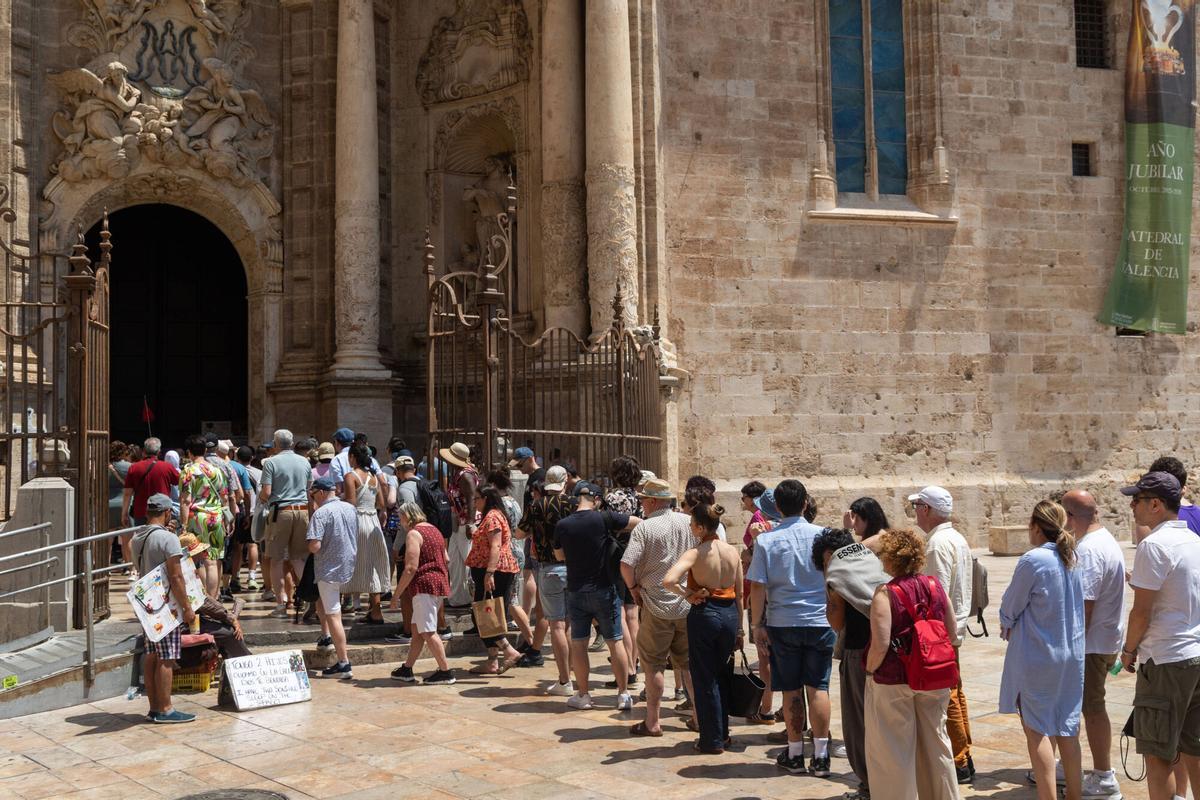 Valencia. VLC. Ambiente en el centro. Cola para ver la Catedral, turistas, italianos de despedida de soltero, calor
