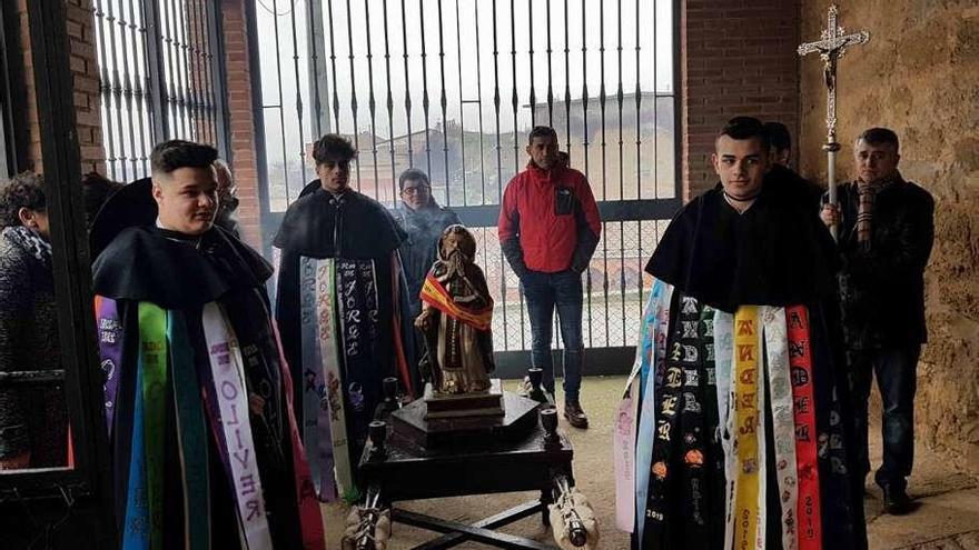 Los quintos ataviados con sus capas, en la parroquia.