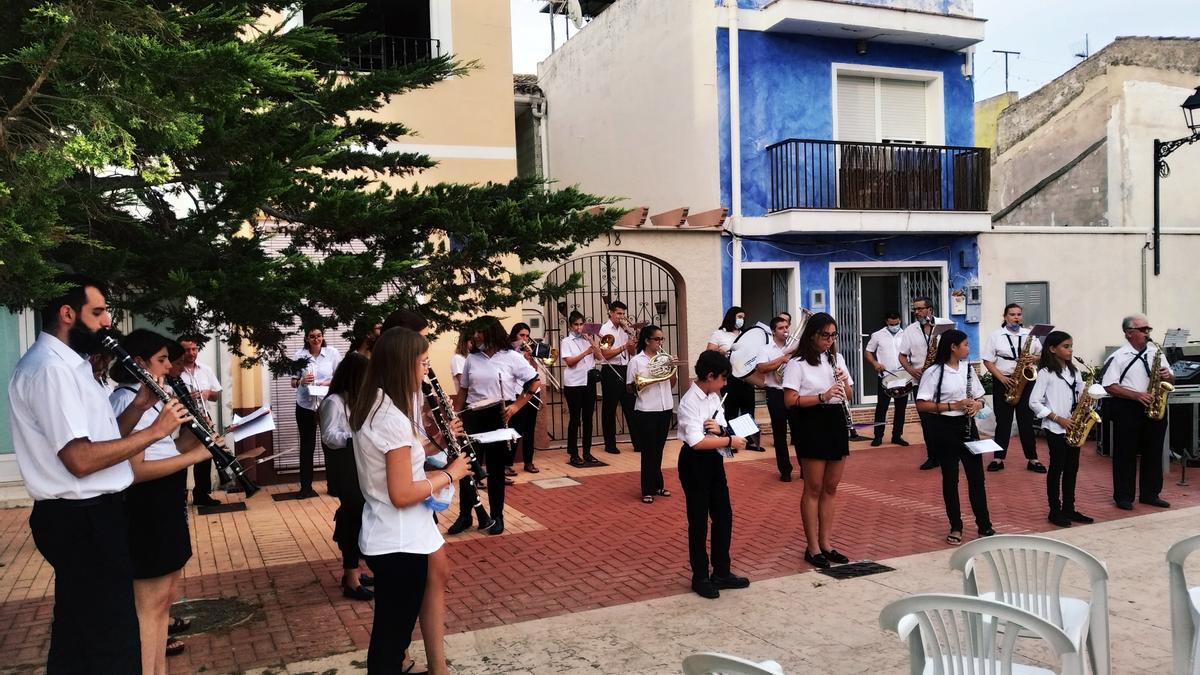 La banda de música durante su actuación en la Plaça del Castell