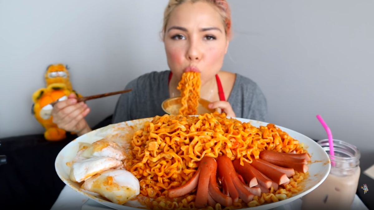 new-carbo-fire-noodle-limited-edition-ee-mukbang--hotdog