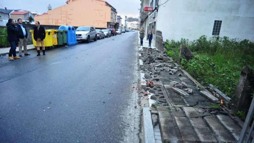 El muro derribado por el viento en la avenida Castelao, en A Illa de Arousa. // Iñaki Abella