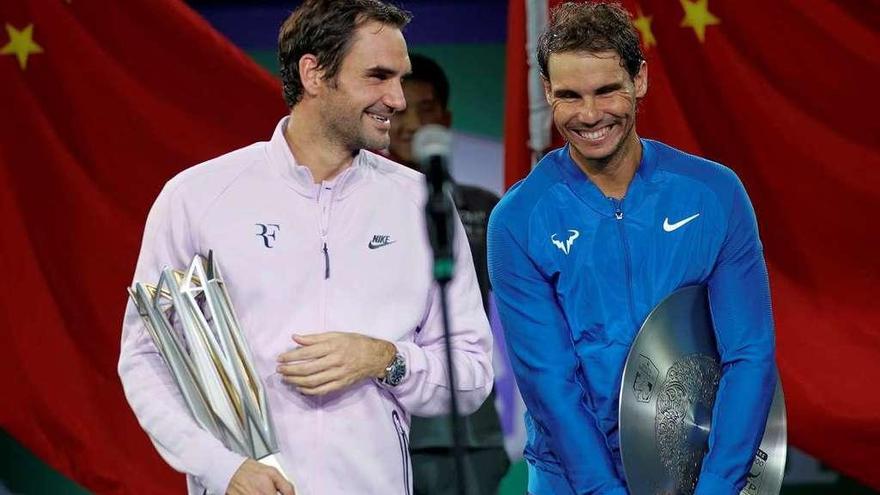 Federer y Nadal bromean durante la ceremonia de entrega de trofeos. // Aly Song
