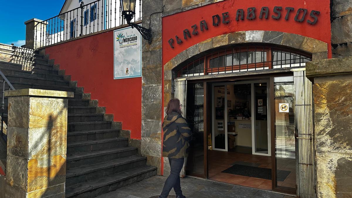 Entrada a la plaza de Abastos de Navia.
