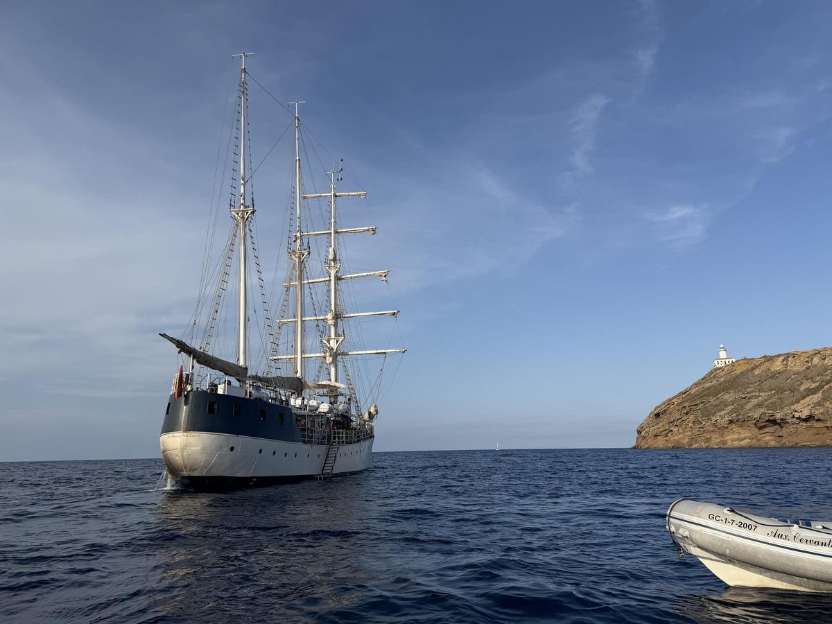 La goleta Cervantes Saavedra, minutos antes del eclipse, junto a las islas Columbretes.