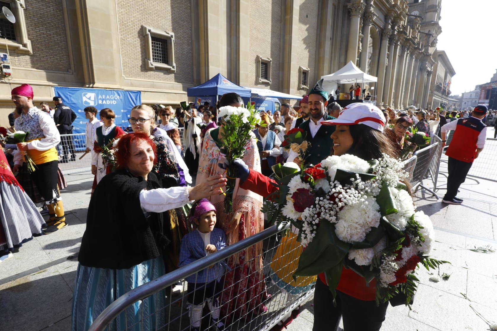 En imágenes | Zaragoza vive su día grande con la Ofrenda de Flores a la Virgen del Pilar