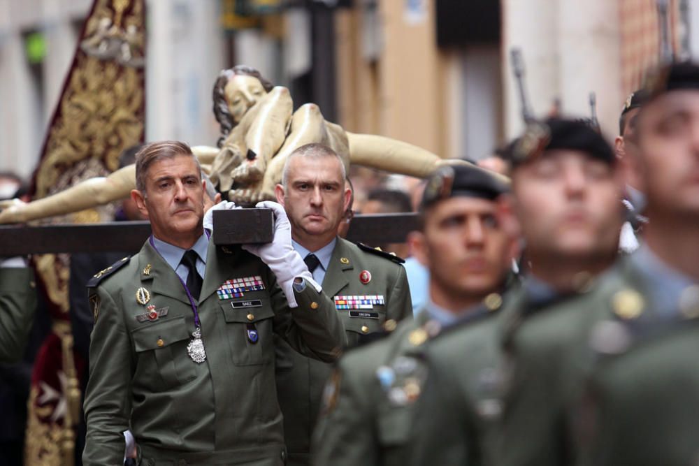 Las imágenes de la Brigada de Paracaidistas trasladando al Cristo de Ánimas por el entorno de la iglesia de San Juan