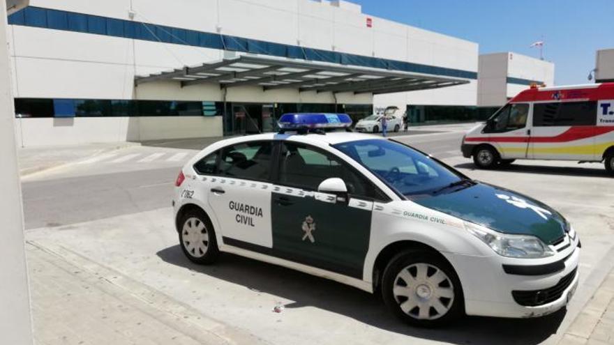 Un coche patrulla de la Guardia Civil, en La Fe.