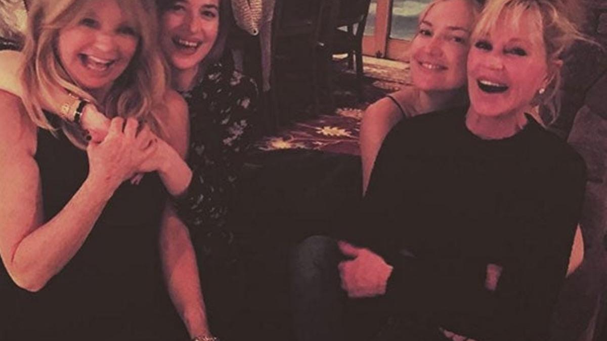 Dakota Johnson y Kate Hudson intercambian de madres en Aspen