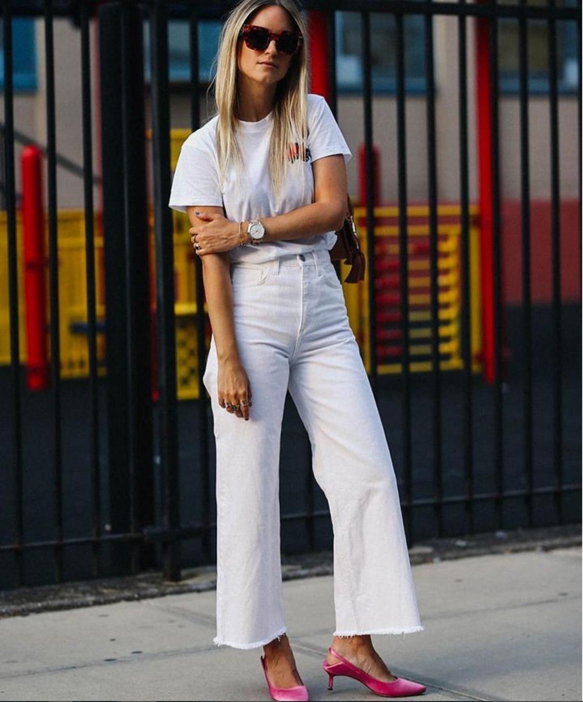 Looks blancos: vaqueros cropped y camiseta