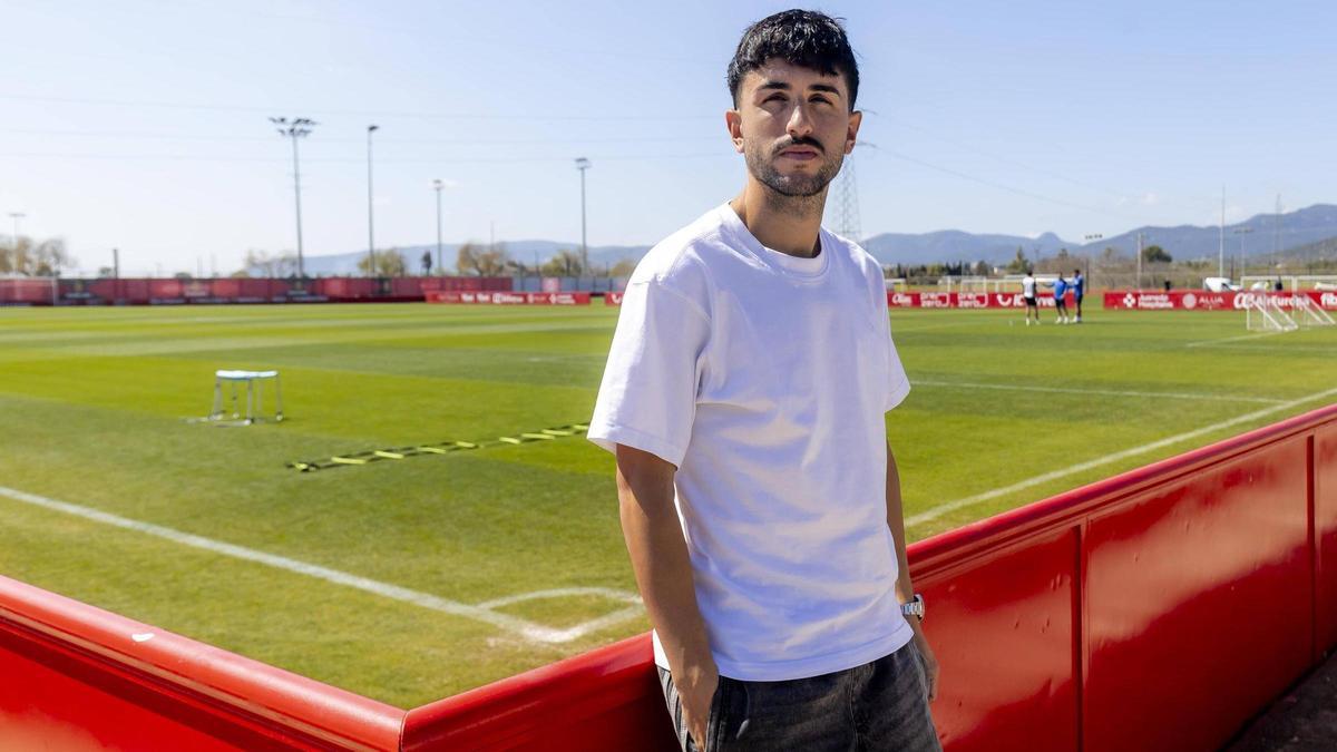 Manu Morlanes, futbolista del Real Mallorca, posa para este diario en Son Bibiloni.