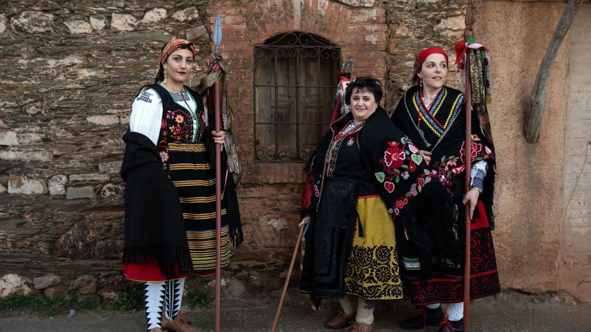 Mujeres de Andavías lucen prendas de vestir antiguas.
