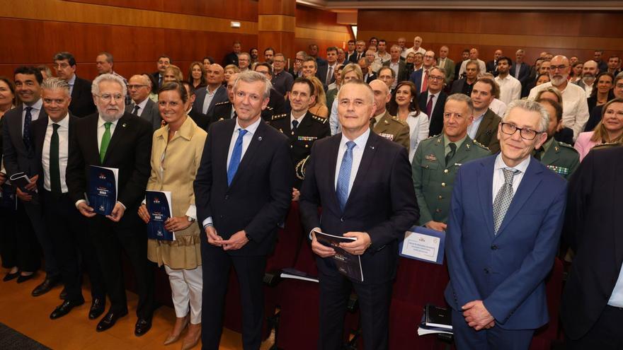 En primera fila, desde la izquierda, Ortiz, López, Louro, Santalices, Pérez-Torres, Rueda, Cebreiros y Touza, ayer en la sede de la CEP. |  // J. LORES