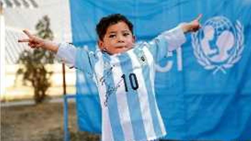 Leo Messi envia samarretes signades al nen afganès que va fer el seu dorsal amb una bossa