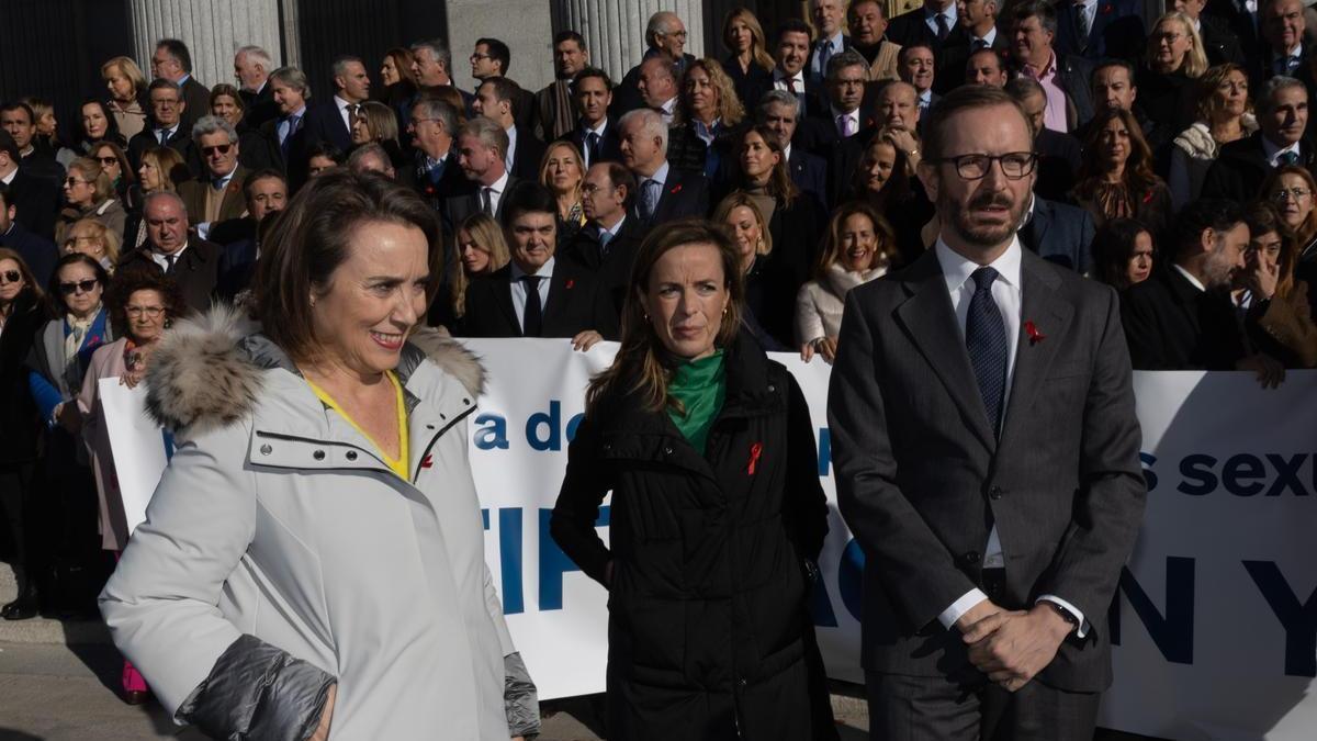 De izquierda a derecha, Cuca Gamarra, Carmen Navarro y Javier Maroto, este jueves frente al Congreso.