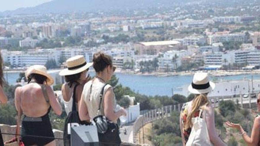 Turistas en Dalt Vila.