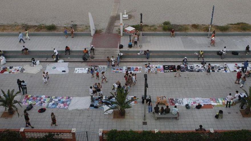 Orpesa dice «stop al top manta» con una campaña para los turistas