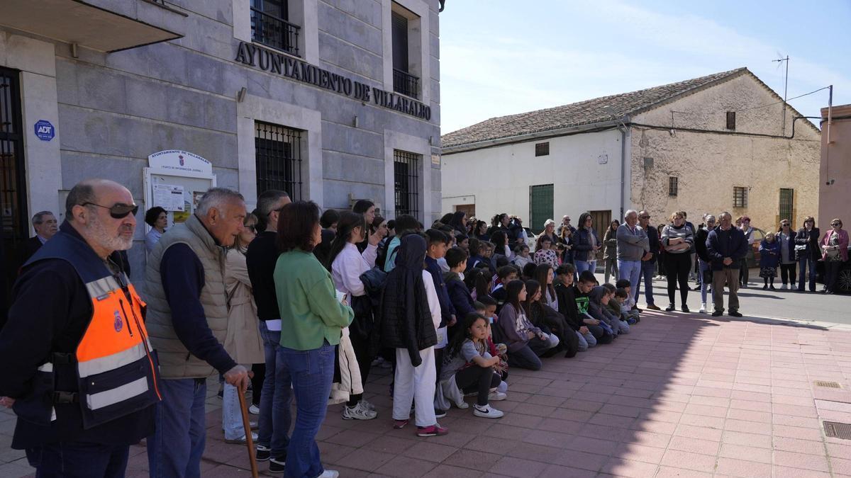 Minuto de silencio en Villaralbo por la muerte de un niño pequeño ahogado en la piscina de su casa