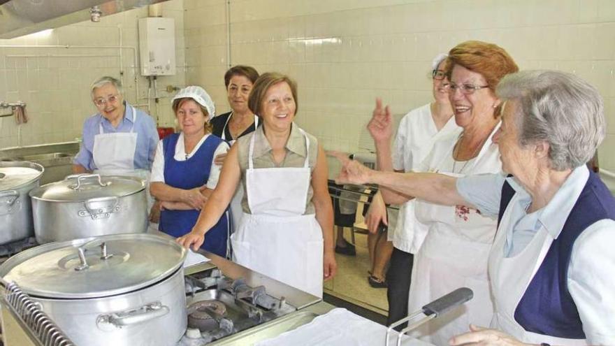 Las voluntarias del comedor social de Marín ofrecen alimentos a los más necesitados. // S. Álvarez