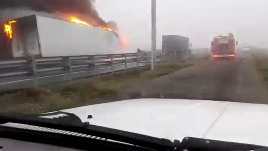 Arde un camión en la A 4, junto a la salida a Cerro Perea