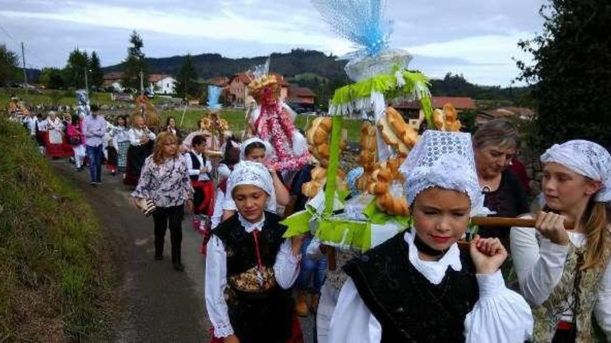 Desfile de ramos, ayer, en Coya.