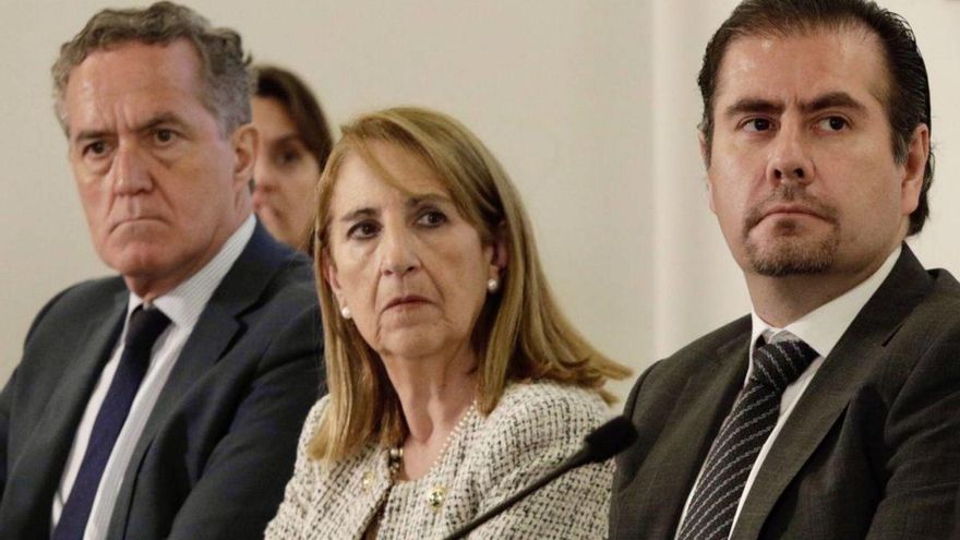 Por la izquierda los consejeros de SEPI  en Duro, César Hernández y María Jesús Álvarez (ahora relevada) con el presidente Eduardo Espinosa.  | JUAN PLAZA