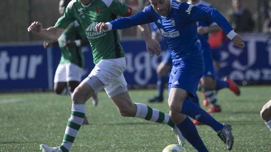 Jaime conduce el balón en el partido entre el Covadonga y el Llanes del pasado domingo, disputado en Oviedo.