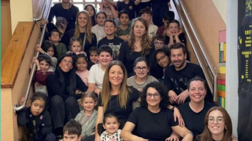 El colegio de Villapendi, lo más "rico" de Turón | FOTO CEDIDA A LNE