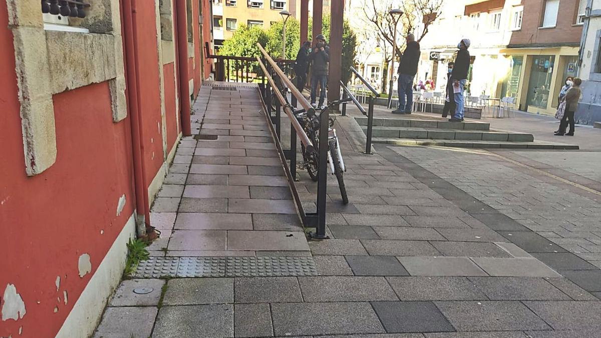 Acceso para personas con problemas de movilidad, en el Ayuntamiento de Mieres. | A. V.