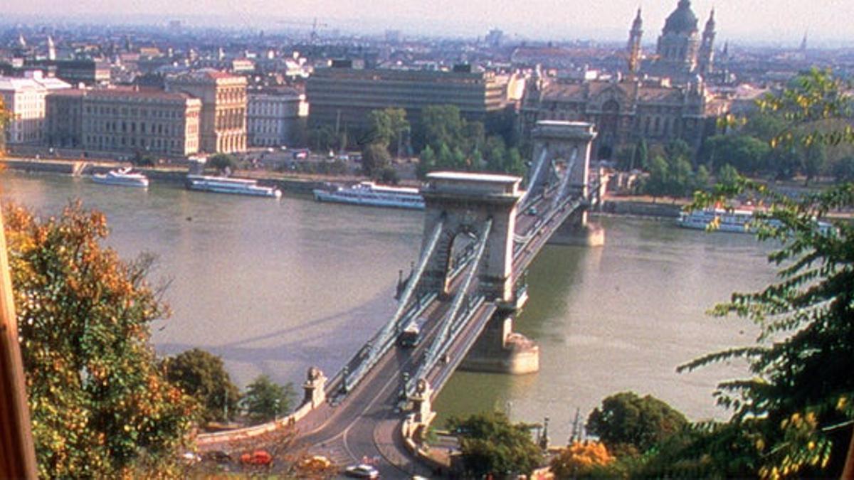 El río Danubio divide en
dos la capital húngara (las
ciudades de Buda y Pest),
declarada Patrimoni