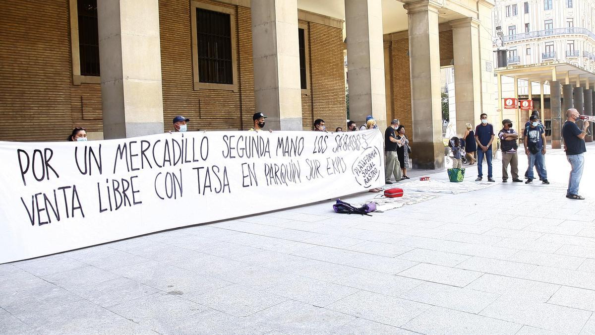Protesta en Zaragoza para pedir un mercadillo de segunda mano.