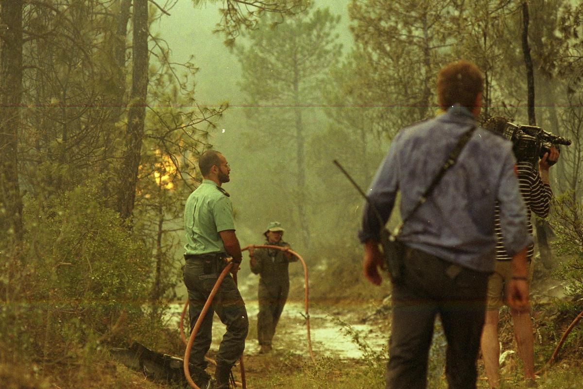 Guàrdia Civil, Bombers, voluntaris i periodistes, i vestits d'una manera impensable avui en dia, a primera línia de foc