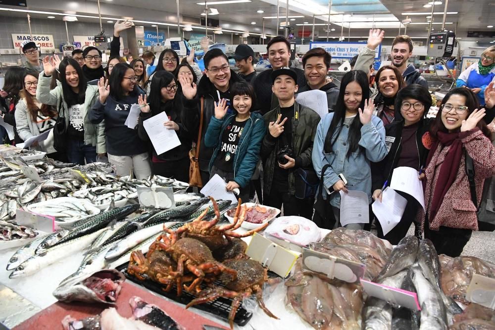Una treintena de alumnos del Centro de Linguas de la Universidad coruñesa procedentes de China y Vietnam visitan el mercado de la plaza de Lugo para aprender argot gastrónomico gallego.