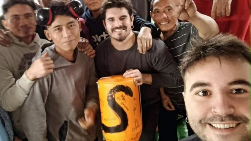 El regalo de despedida, una boya que acompañó a los pescadores y al observador científico en su última marea por el Atlántico Norte.