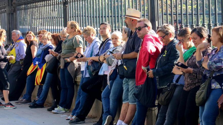 Persones esperen al voltant del Parlament a que comenci el ple d&#039;avui.