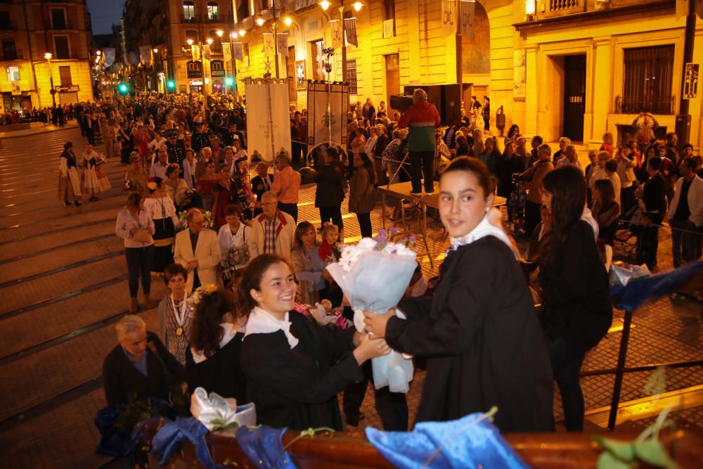 Alcoy muestra su devoción a la Virgen de los Lirios con miles de flores.