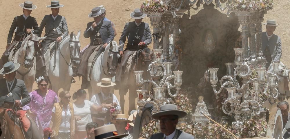 Camino al Santuario de la Virgen del Rocío en Almonte.