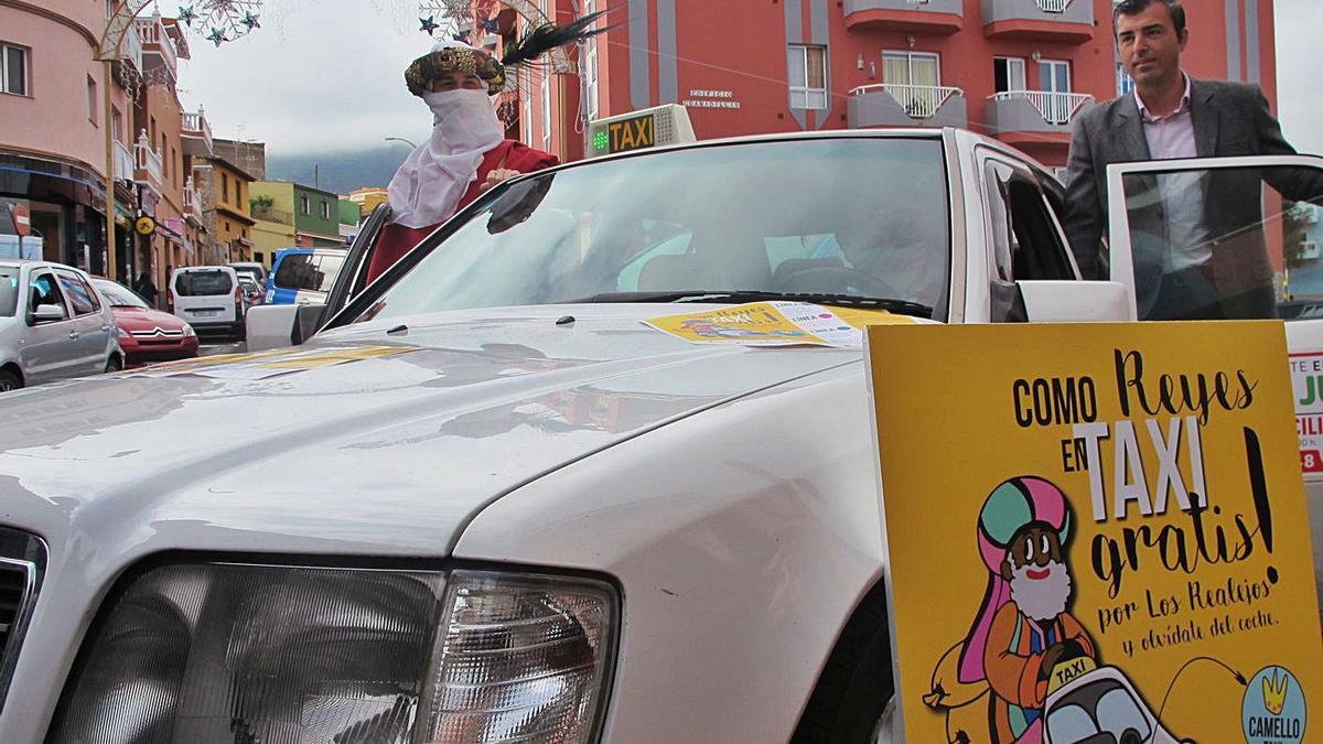 El alcalde de Los Realejos, Manuel Domínguez, en el Camello taxi.