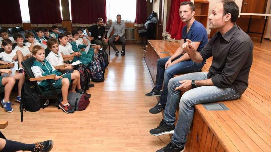 El árbitro de fútbol más mediático da consejos en el Liceo