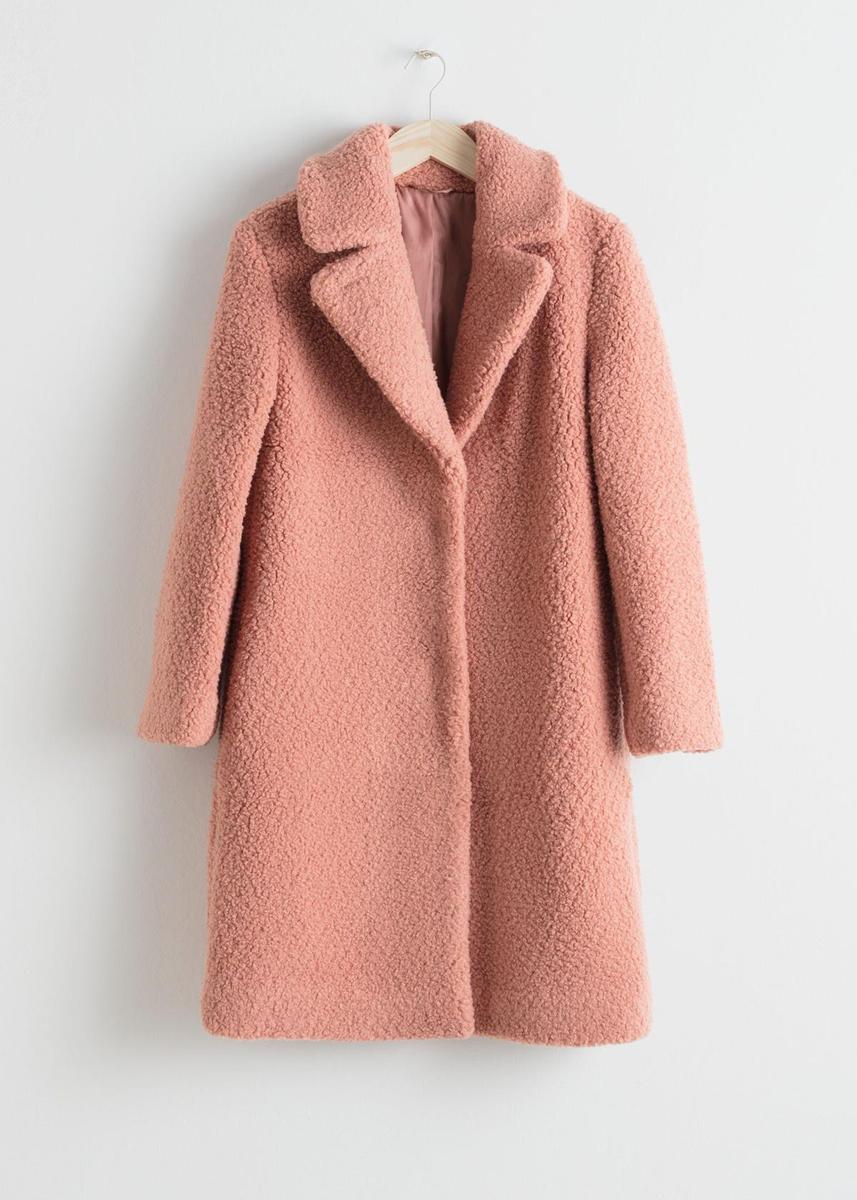 Abrigo tipo “teddy” en color rosa de &amp;Other Stories. Precio: 149 euros.