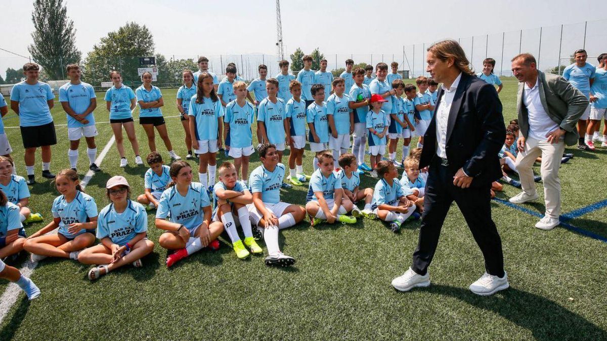 Arriba, Salgado con el Nieves FC. Abajo, junto a la nueva placa con su nombre. |  Anxo  Gutiérrez 