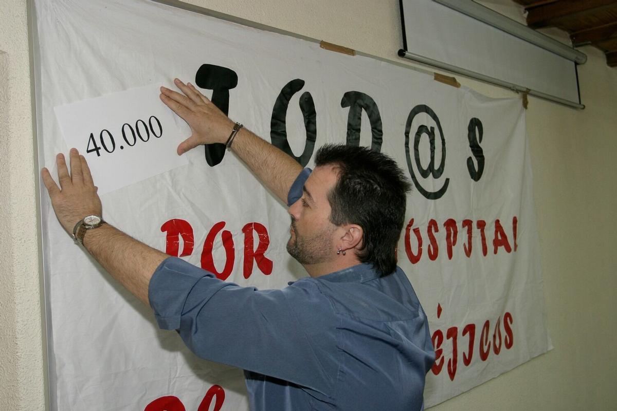 Manifestación para exigir el hospital de parapléjicos, en diciembre de 2006, con miles de asistentes. | Juan PlazaEl ahora alcalde de Langreo, entonces párroco de Ciaño, pegando carteles a favor del hospital. | Fernando Rodríguez