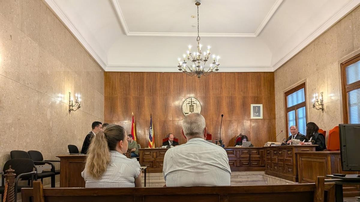 Los dos sanitarios, este miércoles en la Audiencia Provincial de Baleares.