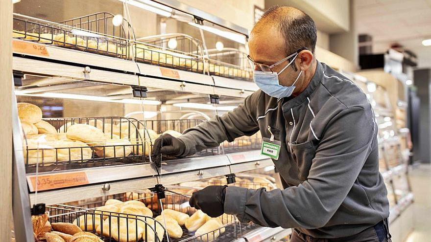 Trabajador de Mercadona, en uno de los supermercados de Valencia.